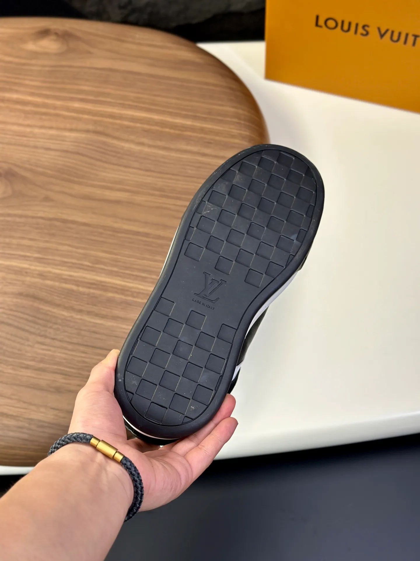 Men's shoes💰740 Lv 🔍Top purchasing agent🇮🇹 Louis Vuitton, the sports sneaker counter is synchronized, the uppers are imported from Italy, high-quality splicing colorful and complex crafts, the imported mesh padding is soft and comfortable, soles: original soles specially provided by the original factory, T men's men's shoes 💰U exclusive movable molded soles are super comfortable, original factory and single goods, 🔍🔍high quality, you can enter and leave the counter at will, welcome to compare, code number 38-44 (customized 45)